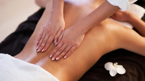Der Alphof | Ihr Hotel in Fulpmes Rückenmassage mit beiden Händen auf einer Wellnessliege