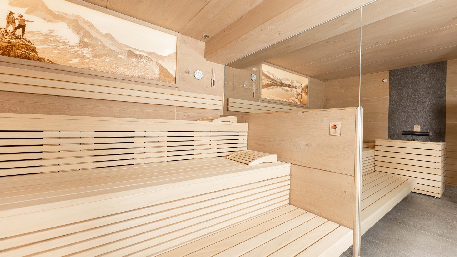 Mein Hotel in Fulpmes im Stubaital Moderne finnische Sauna mit Holzverkleidung und Panorama-Bergbild