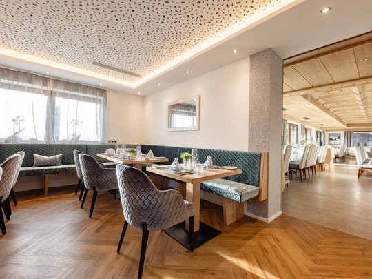 Mein Hotel in Fulpmes im Stubaital Gemütlicher Restaurantbereich mit modernen Stühlen und Holzboden