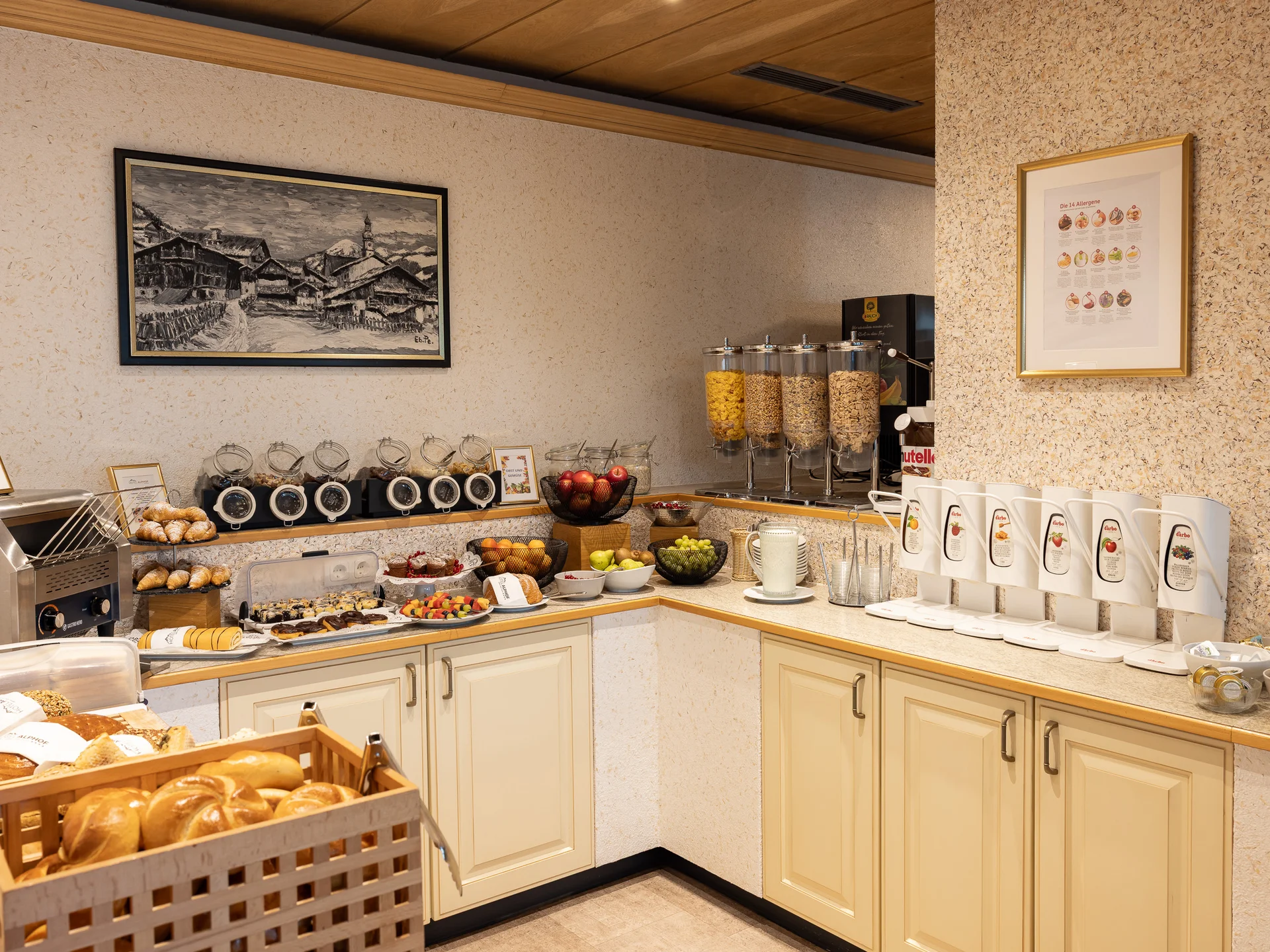 Der Alphof | Ihr Hotel in Fulpmes Frühstücksbuffet mit Brot, Obst, Müsli und Getränkespendern