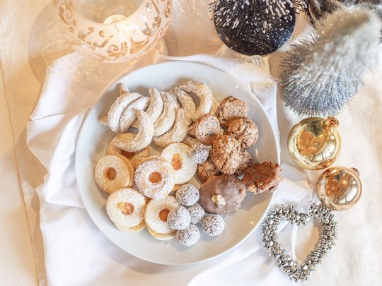 Mein Hotel in Fulpmes im Stubaital Weihnachtsplätzchen auf einem Teller mit saisonaler Dekoration
