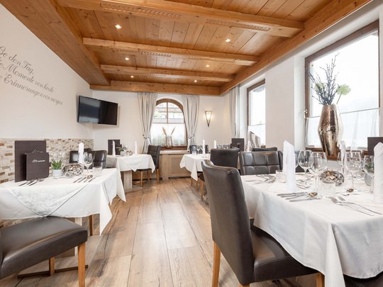 Mein Hotel in Fulpmes im Stubaital Elegantes Restaurant mit weißen Tischdecken und braunen Lederstühlen
