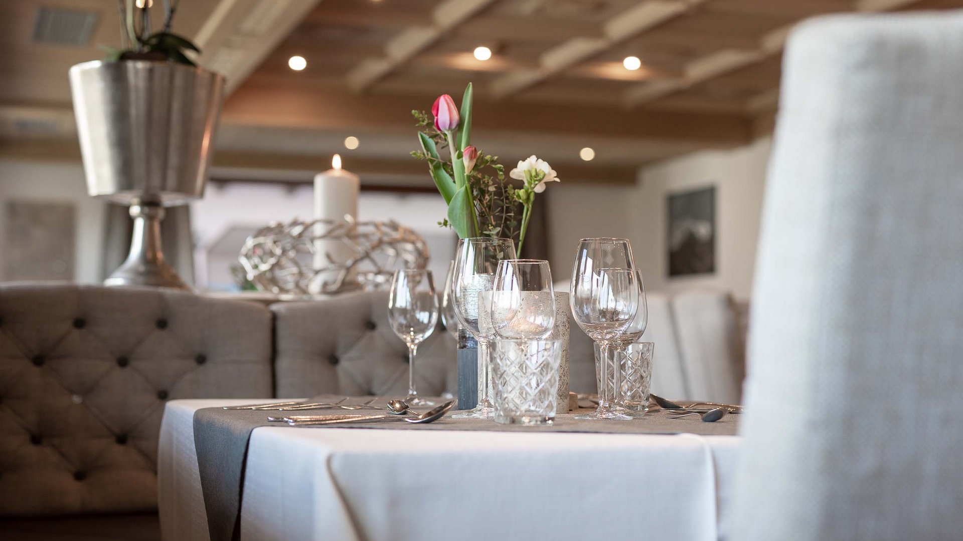 Stubaital: family hotel for holidays in comfort Elegant table setting in restaurant with flowers and candle