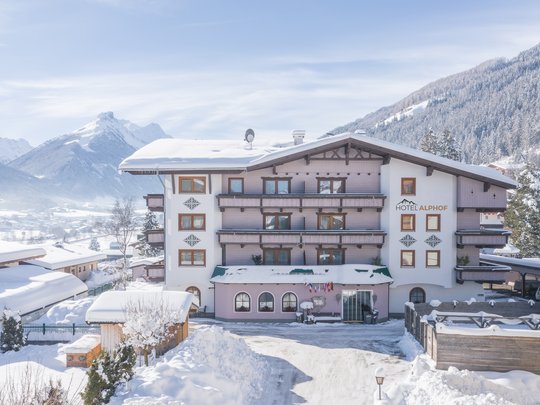 Mein Hotel in Fulpmes im Stubaital Hotel Alphot im verschneiten Winter mit Bergen im Hintergrund