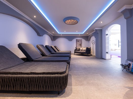 Mein Hotel in Fulpmes im Stubaital Ruheraum mit mehreren Liegen und Sofa in einem modernen Wellnessbereich