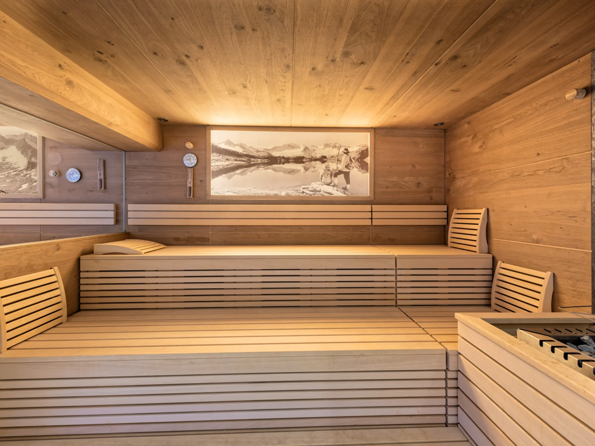 Der Alphof | Ihr Hotel in Fulpmes Holzsauna mit Sitzbänken, Rückenlehnen und Saunaofen