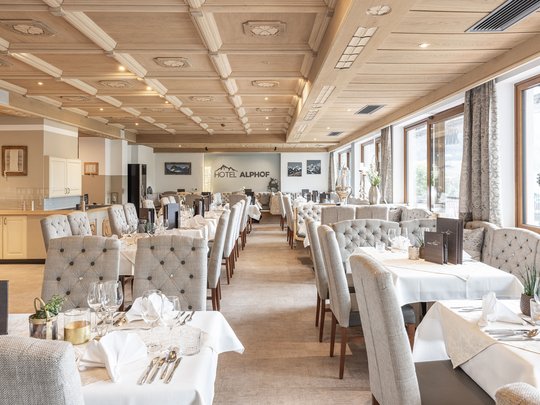 Mein Hotel in Fulpmes im Stubaital Elegantes Restaurant mit hellen Polsterstühlen und Holzdecke im Hotel Alphof